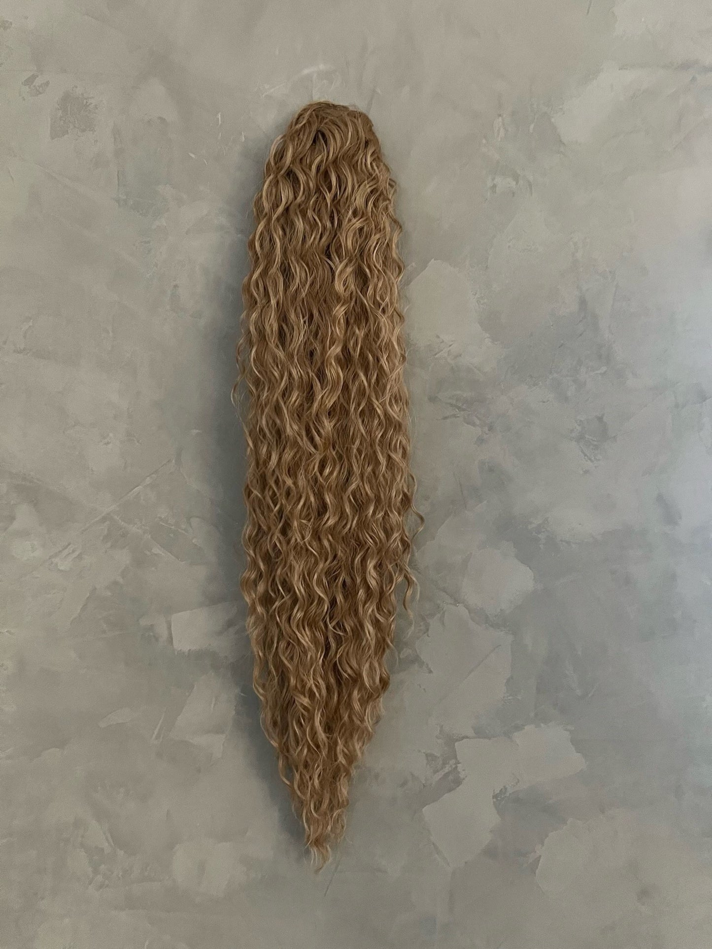 Sassy Short Varm Blond Ponytail